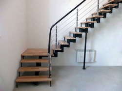Г-образная лестница с площадкой