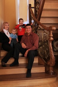  Счастливое семейство на лестнице