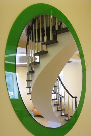 Отражение спиральной лестницы в зеркале