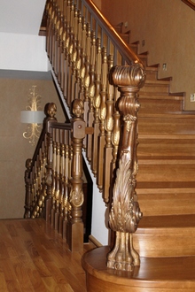 Лестница с ограждениями из испанских балясин