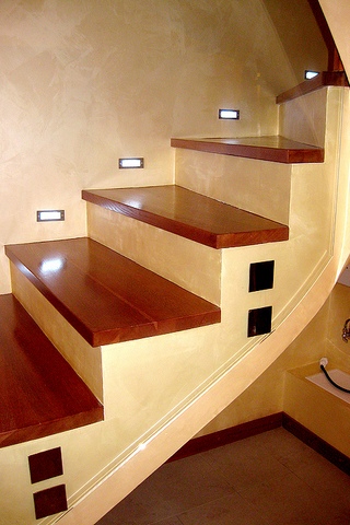Бетонная лестница с дубовыми ступенями