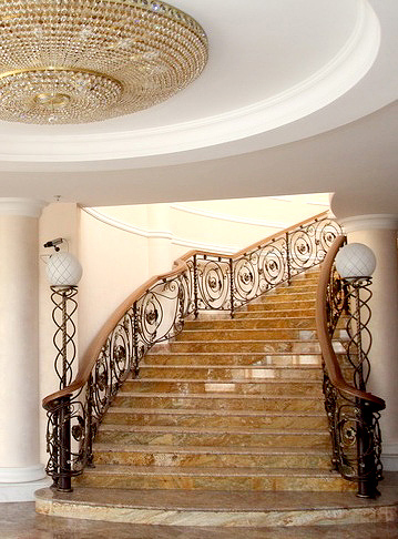 Парадная лестница в Тюменском ЗАГСе