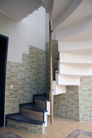 красивая бетонная лестница в квартире